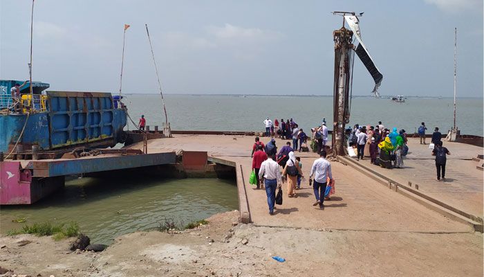 ঈদযাত্রা : পাটুরিয়া ঘাটে নেই ভোগান্তি, পৌঁছালেই মিলছে ফেরি 
