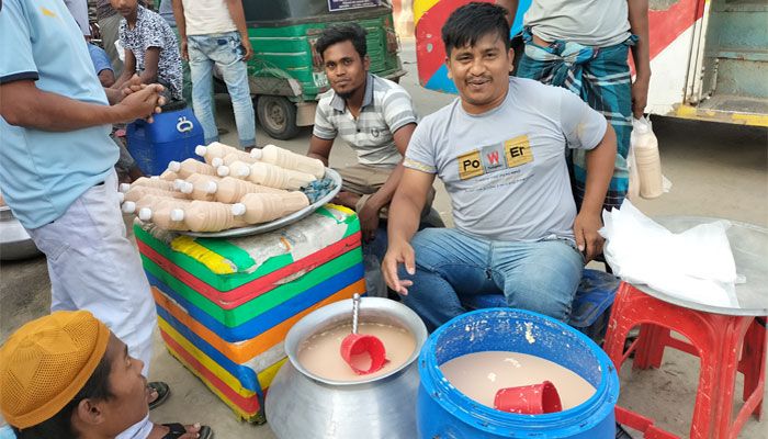 দাবদাহে প্রতিদিন বেড়ায় ৫০ মণের বেশি মাঠা বিক্রি