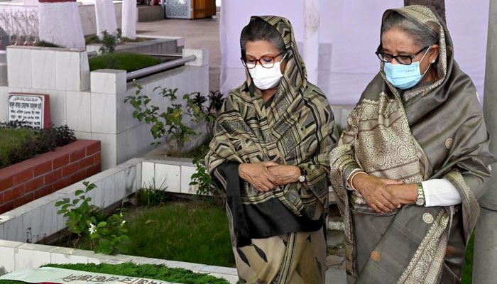 বোনকে নিয়ে স্বজনদের কবরে প্রধানমন্ত্রী শেখ হাসিনার শ্রদ্ধা