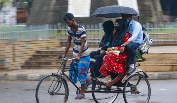 সারা দিন প্রখর রোদের পর বিকালে মেঘ ও সামান্য বৃষ্টি হলে মানুষের মধ্যে স্বস্তি নেমে আসে। ছবিটি ঢাকা বিশ্ববিদ্যালয় এলাকা থেকে তোলা । ছবি : প্রবা