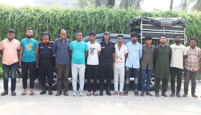 আন্তঃজেলা ডাকাতি ও ছিনতাই চত্রের ১১ সদস্যকে গ্রেপ্তার করেছে র‌্যাব। প্রবা ফটো