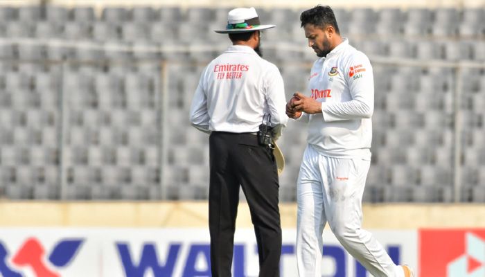 তামিমের আউটে দিন শেষ, ১৮০ রানে পিছিয়ে বাংলাদেশ