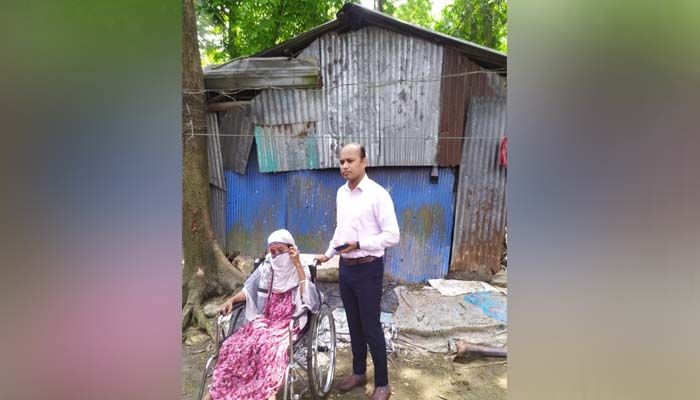 হুইল চেয়ার পেলেন অসহায় কহিনুর বেগম