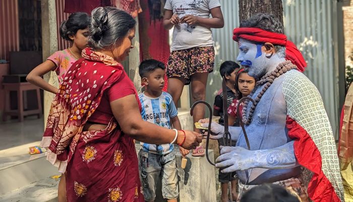 চৈত্রসংক্রান্তিতে বাড়ি বাড়ি ঘুরছেন শিব-পার্বতী