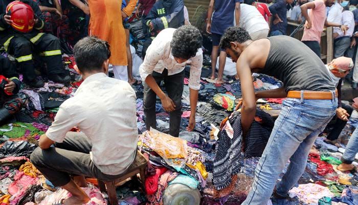 ছাই পানিতে শেষ সম্বল খুঁজছে দোকানিরা