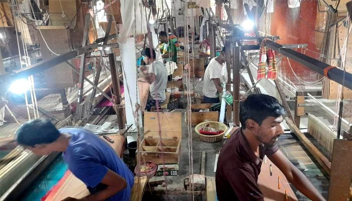 ঈদ মৌসুমেও ক্রেতা খরায় প্রাণ নেই ঈশ্বরদী বেনারসি পল্লিতে