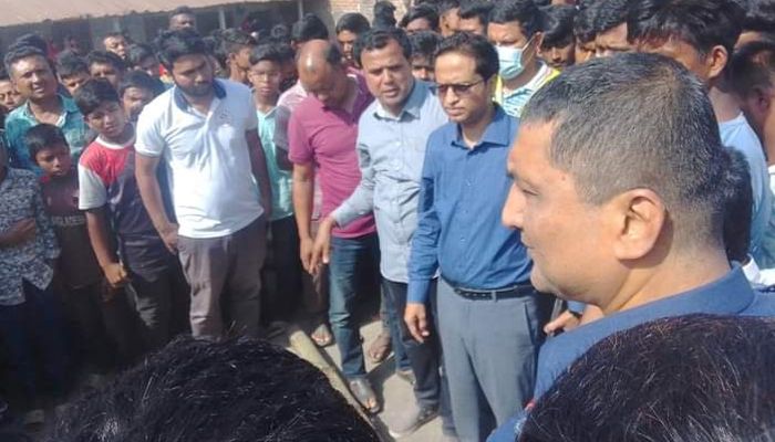 নিহতকে ঘিরে উৎসুক জনতা। প্রবা ফটো 