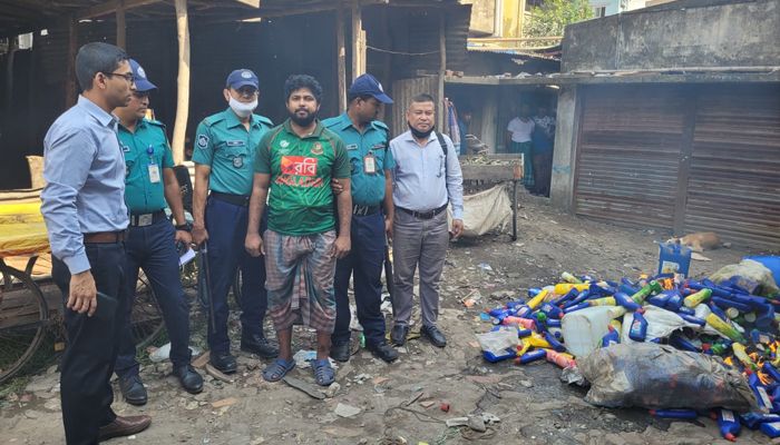 নকল পণ্য তৈরির দায়ে দুই মাসের কারাদণ্ড