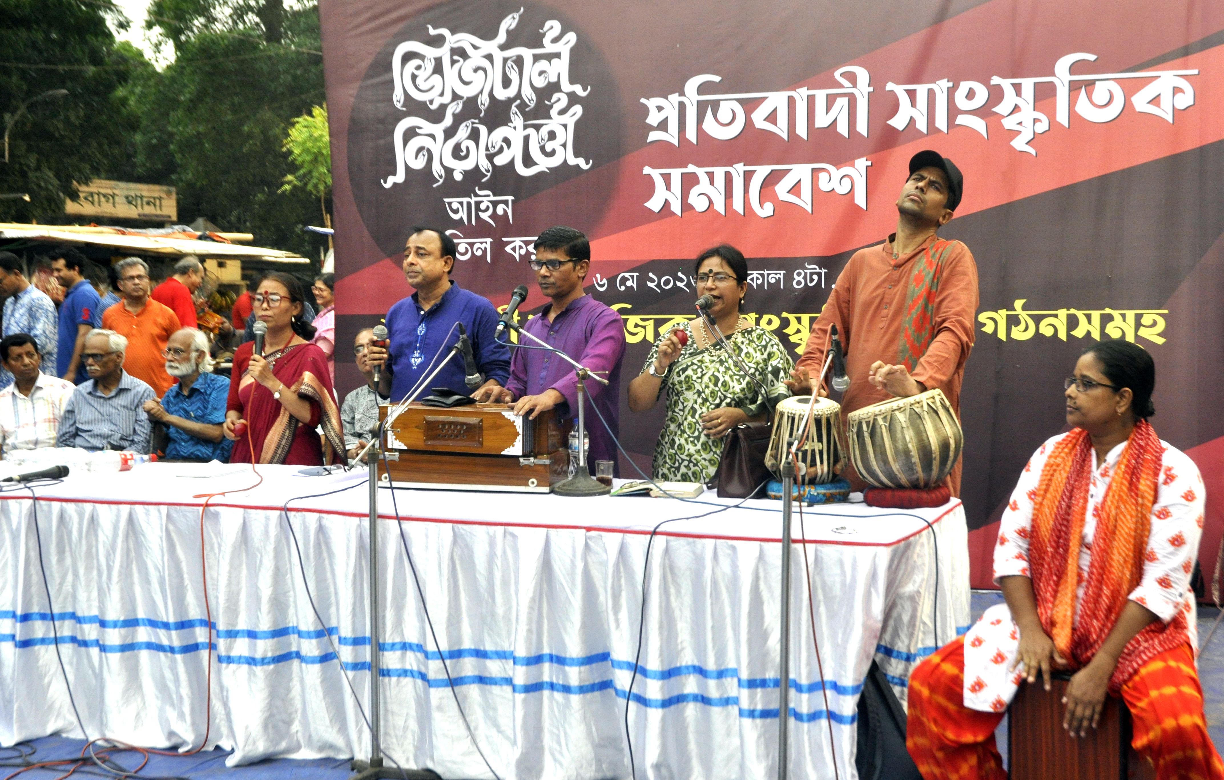 ডিজিটাল নিরাপত্তা আইন বাতিলের দাবিতে শাহবাগ মোড়ে প্রতিবাদী সামাজিক-সাংস্কৃতিক সংগঠনসমূহ সমাবেশ করে  ছবি : আলী হোসেন মিন্টু 