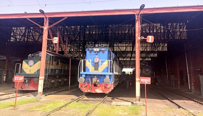 ঈশ্বরদী রেল ইঞ্জিন মেরামত কারখানায় জীবনঝুঁকি