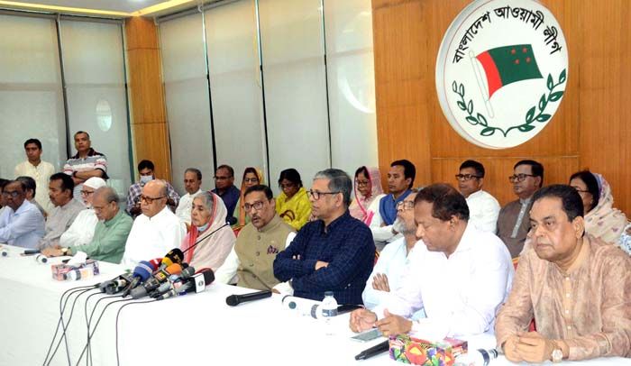 বঙ্গবন্ধু অ্যাভিনিউতে আওয়ামী লীগের কেন্দ্রীয় কার্যালয়ে ঢাকা মহানগর উত্তর ও দক্ষিণ আওয়ামী লীগের সঙ্গে সম্পাদকমণ্ডলীর যৌথ সভায় বক্তব্য রাখেন দলটির সাধারণ সম্পাদক ওবায়দুল কাদের  ছবি : আলী হোসেন মিন্টু

