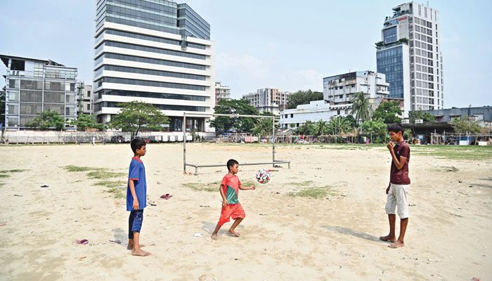 এবারও খেলার মাঠে গরুর হাট বসাচ্ছে ডিএনসিসি