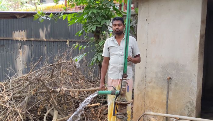 গভীর নলকূপ থেকে বের হচ্ছে গরম পানি 