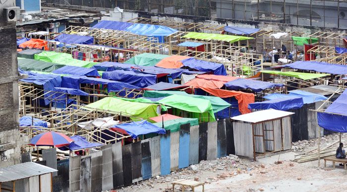 বঙ্গবাজারে ভয়াবহ আগুনে ক্ষতিগ্রস্ত ব্যবসায়ীরা নিজ উদ্যোগে তাঁবু টানিয়ে নতুন করে ব্যবসা সাজিয়ে বসছে  ছবি : আলী হোসেন মিন্টু