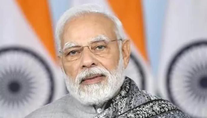 মোদির গাড়ি লক্ষ করে ছোড়া হলো মোবাইল ফোন