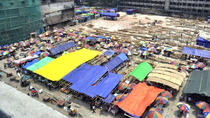 বঙ্গবাজারে ভয়াবহ আগুনে ক্ষতিগ্রস্ত ব্যবসায়ীরা নিজ উদ্যোগে তাঁবু টানিয়ে নতুন করে ব্যবসা সাজিয়ে বসছে  ছবি : আলী হোসেন মিন্টু