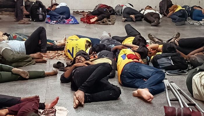 পিছিয়েছে ফাইনাল, স্টেশনে রাত কাটালেন চেন্নাই সমর্থকরা