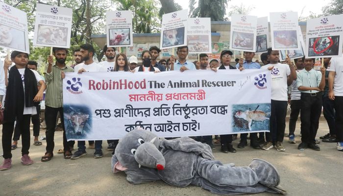 পশু-প্রাণীদের প্রতি নিষ্ঠুরতা বন্ধের দাবিতে জাতীয় প্রেস ক্লাবের সামনে রবিন হুড দি অ্যানিমেল রেসকিউ নামে একটি সংগঠন মানববন্ধন করে  ছবি : প্রবা 