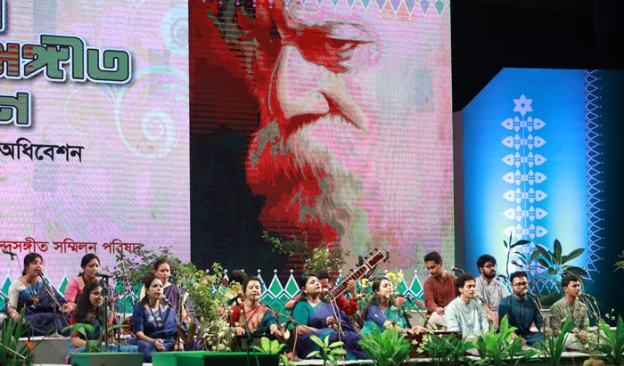 বাংলাদেশ শিল্পকলা একাডেমির জাতীয় নাট্যশালা মিলনায়তনে জাতীয় রবীন্দ্রসঙ্গীত সম্মিলন পরিষদ আয়োজিত ৪১তম জাতীয় রবীন্দ্রসঙ্গীত সম্মেলনের শেষ দিনে সঙ্গীত পরিবেশন করেন জাতীয় রবীন্দ্রসঙ্গীত সম্মিলন পরিষদের সঙ্গীতশিল্পীরা  ছবি : ইন্দ্রজিৎ কুমার ঘোষ