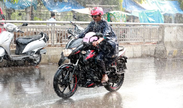 বেশ কয়েক দিন তাপপ্রবাহের পর বৃষ্টিতে কিছুটা হলেও স্বস্তি এসেছে নগরবাসীর জীবনে। ছবিটি  বায়তুল মোকাররম এলাকা থেকে তোলা  ছবি : ইন্দ্রজিৎ কুমার ঘোষ 
