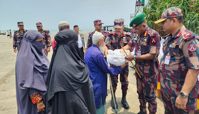 সেন্টমার্টিনে ক্ষতিগ্রস্ত মানুষের পাশে বিজিবি প্রধান