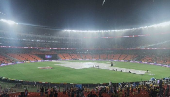 বৃষ্টির হানায় পিছিয়ে গেছে ফাইনালের টস