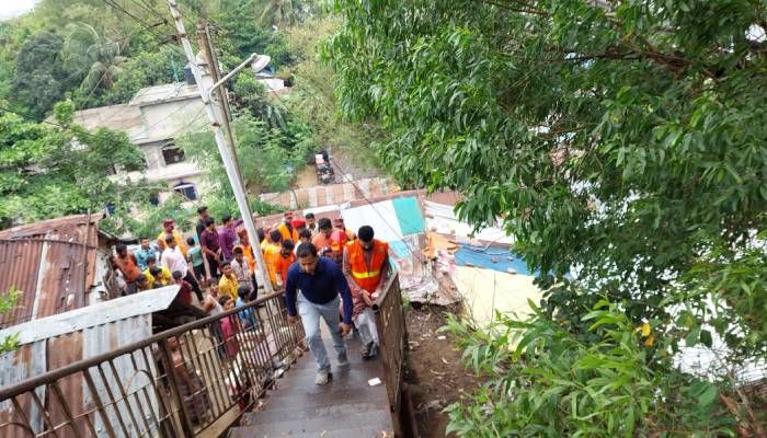 ধসের শঙ্কায় চট্টগ্রামে পাহাড় থেকে সরানো হলো বাসিন্দাদের