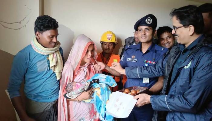 প্রসববেদনায় কাতর নারীকে হাসপাতালে নিলেন ওসি