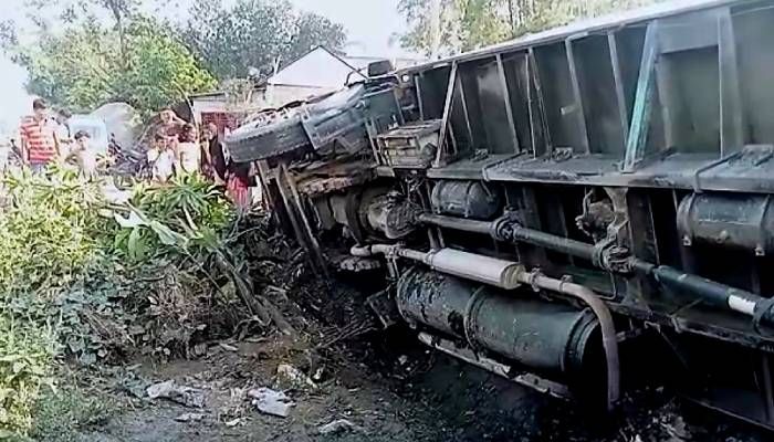 ঘরে ঘুমাচ্ছিলেন মা ও মেয়ে, পিষে দিয়ে গেল পিকআপ