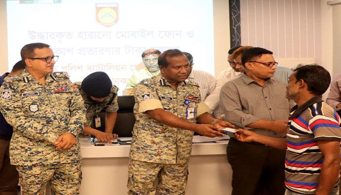 ৬৪ মোবাইল ও প্রতারণার টাকা উদ্ধার করে ফেরত দিল এপিবিএন