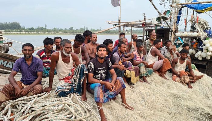গভীর সাগরে ইঞ্জিন বিকল হয়ে ভাসতে থাকা মাছ ধরা ট্রলারের ২১ জেলেকে জীবিত উদ্ধার করেছে কোস্ট গার্ড।  প্রবা ফটো