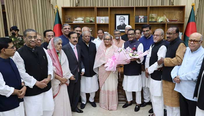 স্বদেশ প্রত্যাবর্তন দিবস উপলক্ষে গণভবনে আওয়ামী লীগ সভাপতিকে ফুলের শুভেচ্ছা