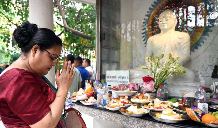 বুদ্ধপূর্ণিমা উপলক্ষে মেরুল বাড্ডায় আন্তর্জাতিক বৌদ্ধবিহারে প্রার্থনারত ভক্তরা । ছবি : রুবেল রশীদ