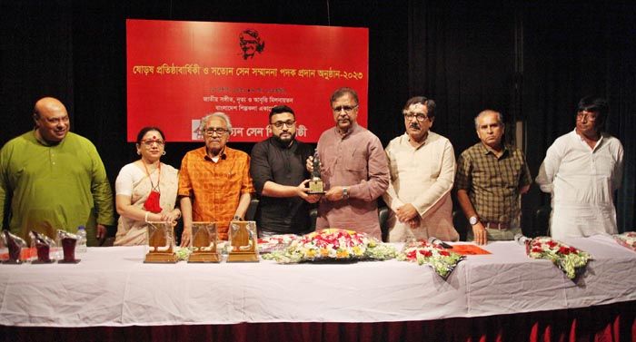 বাংলাদেশ শিল্পকলা একাডেমির জাতীয় সংগীত, নৃত্য ও আবৃত্তি মিলনায়তনে সত্যেন সেন শিল্পীগোষ্ঠীর প্রতিষ্ঠাবার্ষিকী উপলক্ষে সত্যেন সেন সম্মাননা পদক প্রদান অনুষ্ঠানে প্রধান অতিথি সংস্কৃতি প্রতিমন্ত্রী কেএম খালিদের কাছ থেকে প্রয়াত গণসংগীতশিল্পী ফকির আলমগীরের পক্ষে পদক গ্রহণ করেন তার ছেলে মাসুক আলমগীর । ছবি : প্রবা