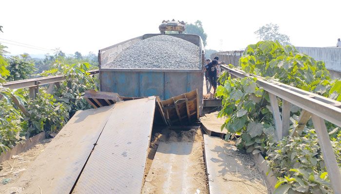 কাচালং সেতুর পাটাতন ভেঙে বাঘাইছড়ির সঙ্গে বিচ্ছিন্ন সড়ক যোগাযোগ