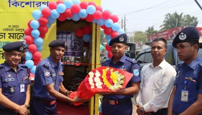 কিশোরগঞ্জে যানজট নিরসনে ট্রাফিক পুলিশ বক্স উদ্বোধন
