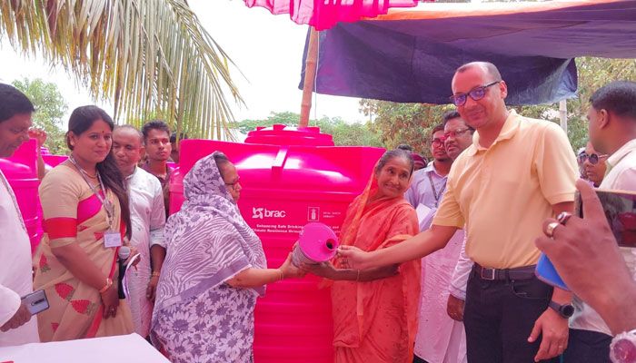 বৃষ্টির পানি সংরক্ষণে উপকূলের বাসিন্দারা পেলেন ব্র্যাকের ট্যাংক 