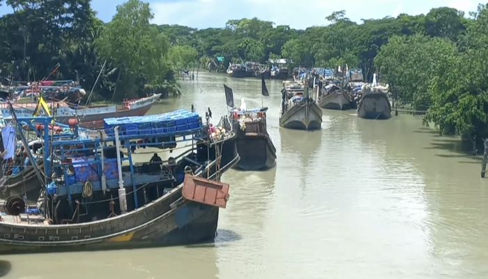 ট্রলার নিয়ে তীরে ফিরছে বরগুনার সমুদ্রগামী জেলেরা। প্রবা ফটো