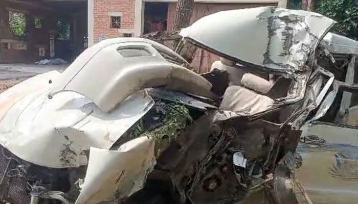 ট্রাকের পেছনে মাইক্রোবাসের ধাক্কা,যাত্রী নিহত 