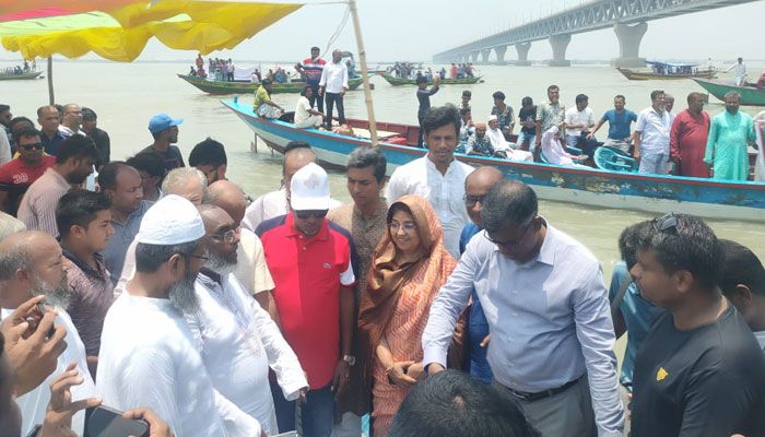 পদ্মায় বালুদস্যুতার প্রতিবাদে এমপি এমিলির নৌ র‌্যালি