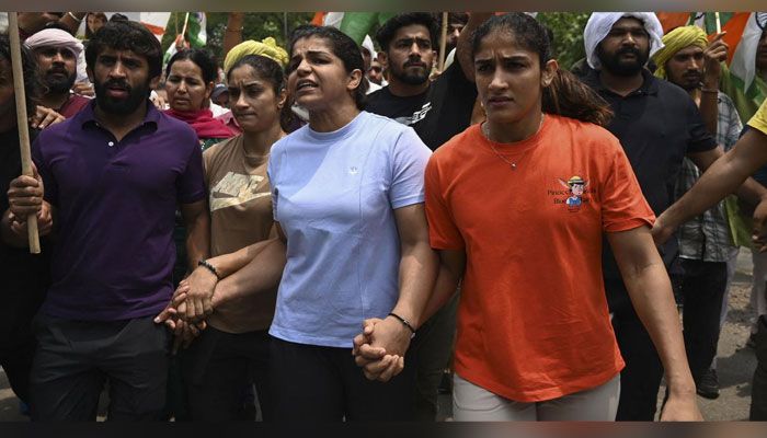 মেডেল গঙ্গায় ফেলে দেওয়ার হুমকি ভারতের কুস্তিগীরদের