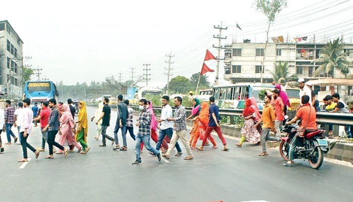 ২০ কিমিতে ১০ ওভারব্রিজ কাজে আসছে না একটিও