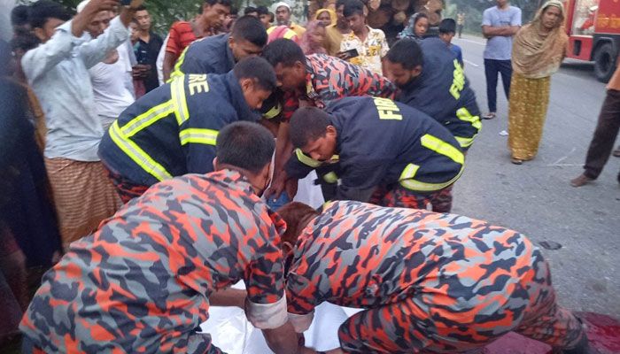 এক বাইকে চার আরোহী, ট্রাক্টরের ধাক্কায় প্রাণ গেল তিনজনের