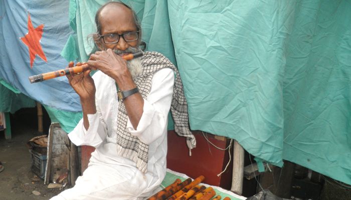 বাঁশিতে চলে আবুল হোসেনের জীবন 