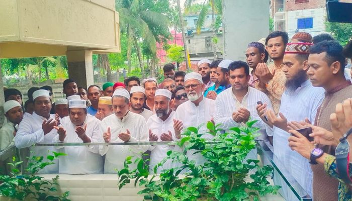 মান ভেঙে ভাবির কবরের পাশে খোকন সেরনিয়াবাত