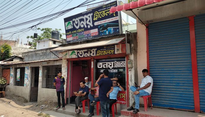 মালিক সমিতির বিরোধে নওগাঁ-বগুড়া রুটে বাস চলাচল বন্ধ