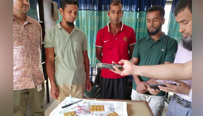 বেনাপোলে ২০টি সোনার বারসহ তিন পাসপোর্ট যাত্রী আটক