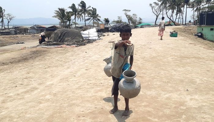 টেকনাফের শহরপরীর দ্বীপে বিশুদ্ধ পানির জন্য ছুটছে এক শিশু। বৃহস্পতিবার দুপুরে উত্তরপাড়া এলাকা থেকে তোলা। প্রবা ফটো 