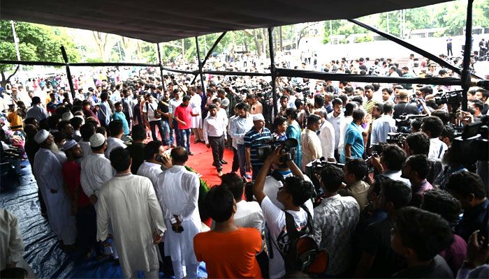 চিত্রনায়ক ফারুকের প্রতি সর্বস্তরের শ্রদ্ধা