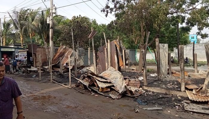 কেরানীগঞ্জে আগুনে ছাই ৯ দোকান। প্রবা ফটো 